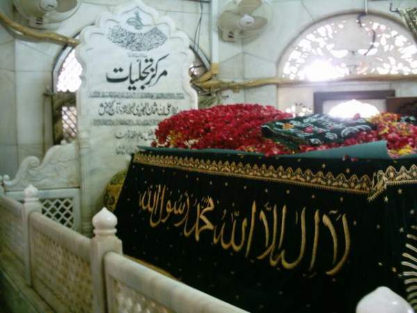 data-darbar-grave.jpg